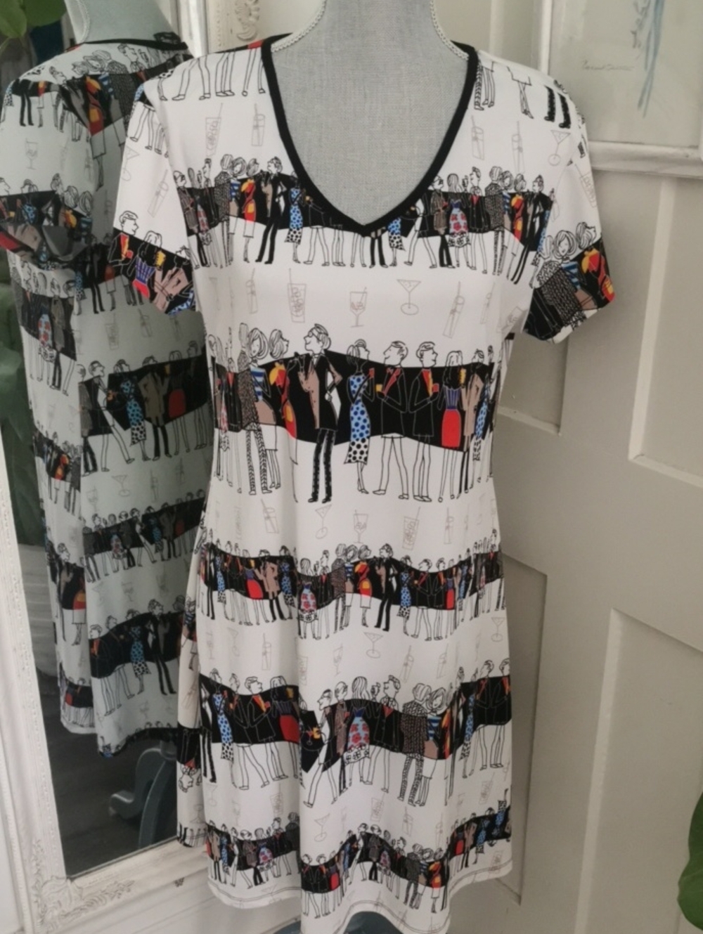 Modes Gitane Artistic Graphic Crowd Print V-neck Shift  Party Dress. Size L